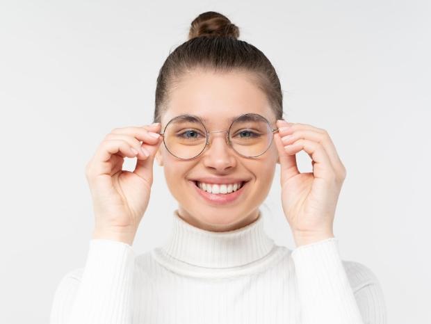 Dziewczyna z okrągłymi okularami