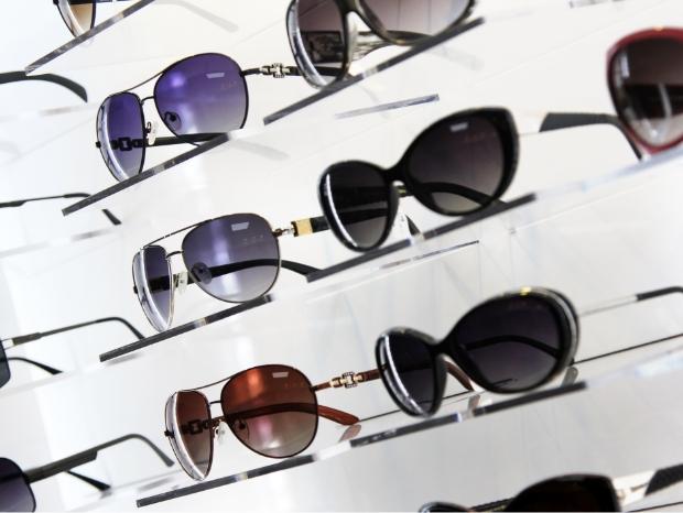Okulary przeciwsłoneczne na półce